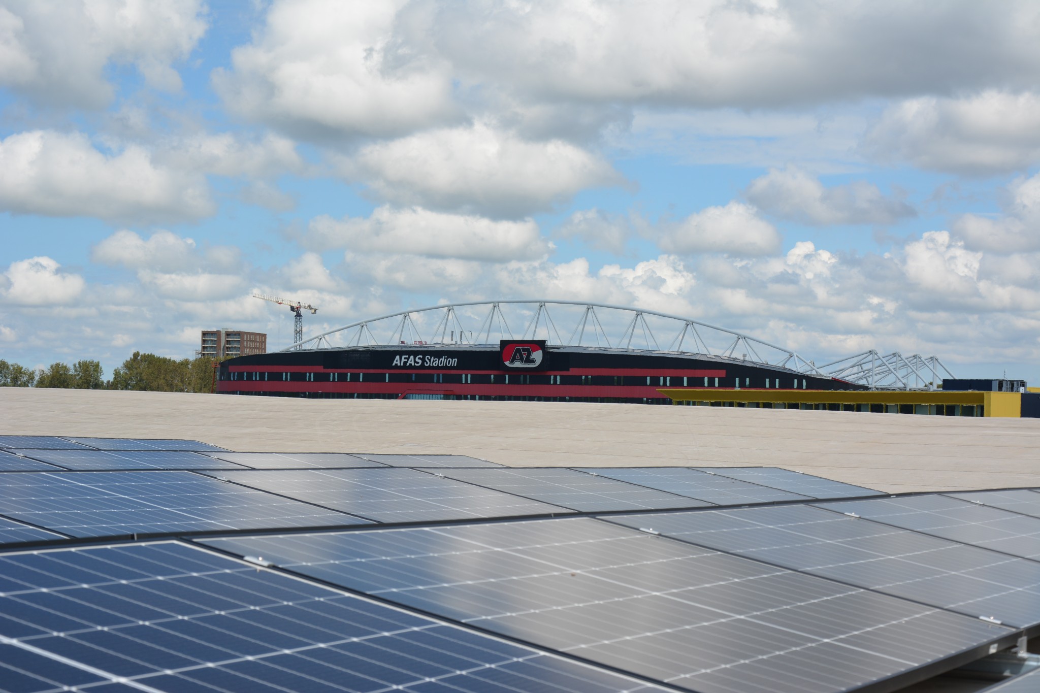 Zonnepanelen op de dak van Norah met uitzicht op het AZ stadion