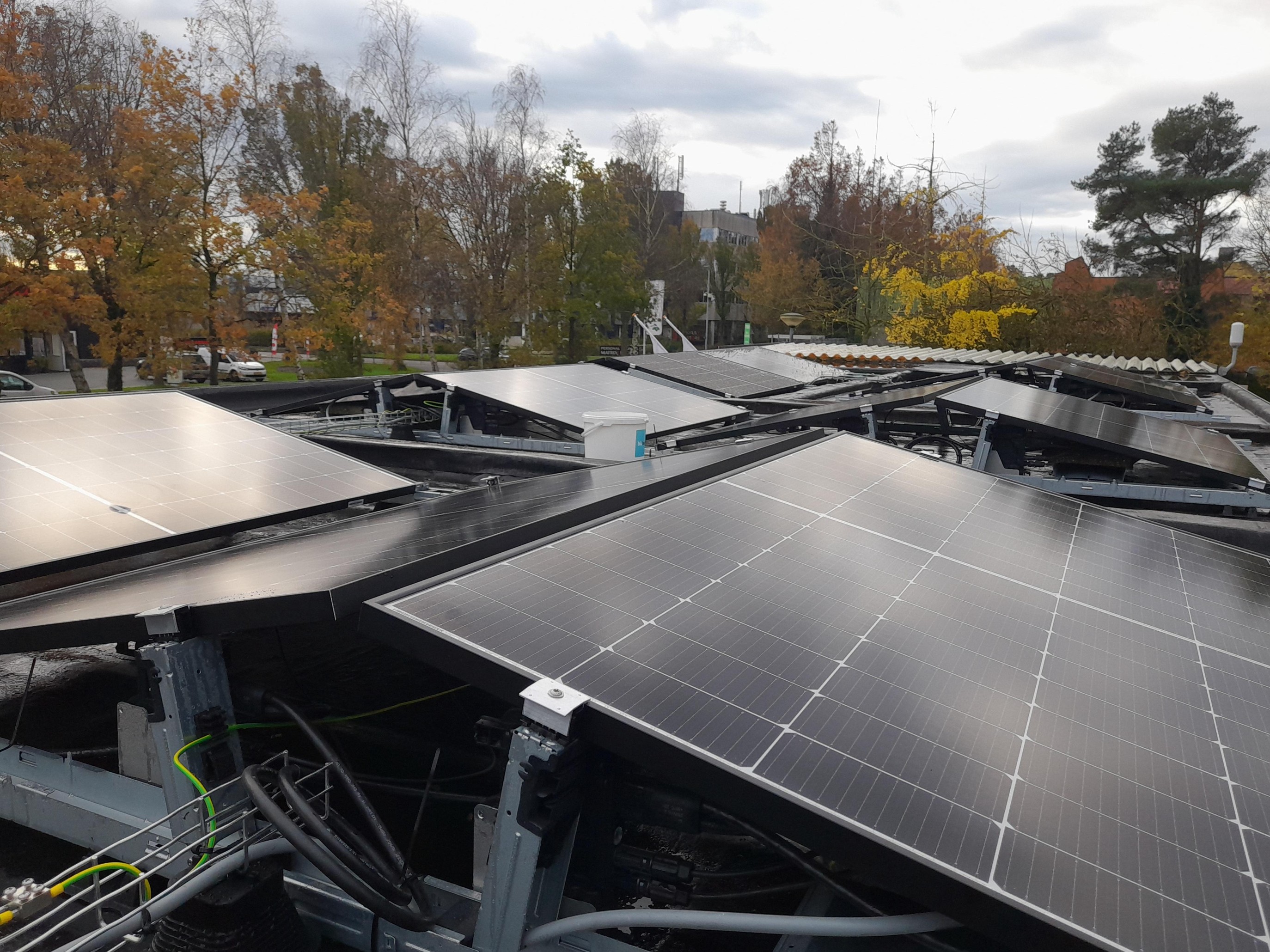 Zonnepanelen installatie van dichtbij
