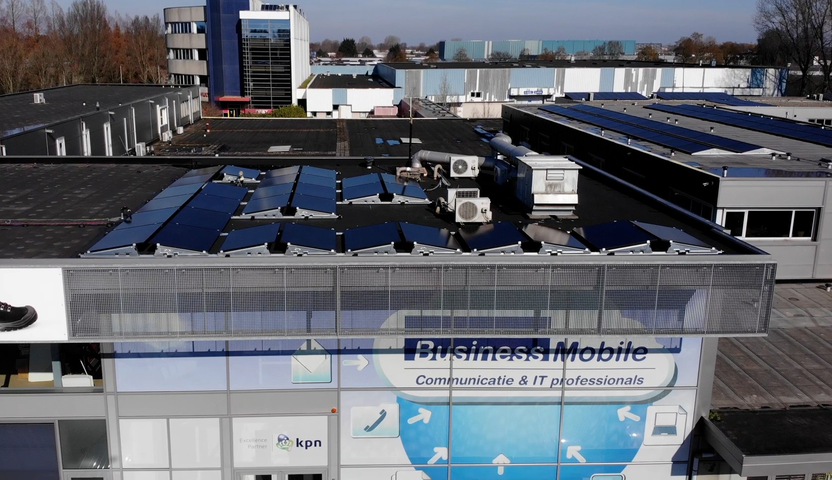 Business Mobile vanafboven met zonnepanelen op het dak.