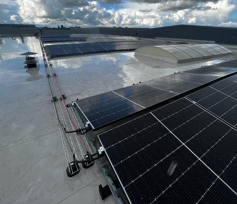 Zonnepanelen op een platte dak.