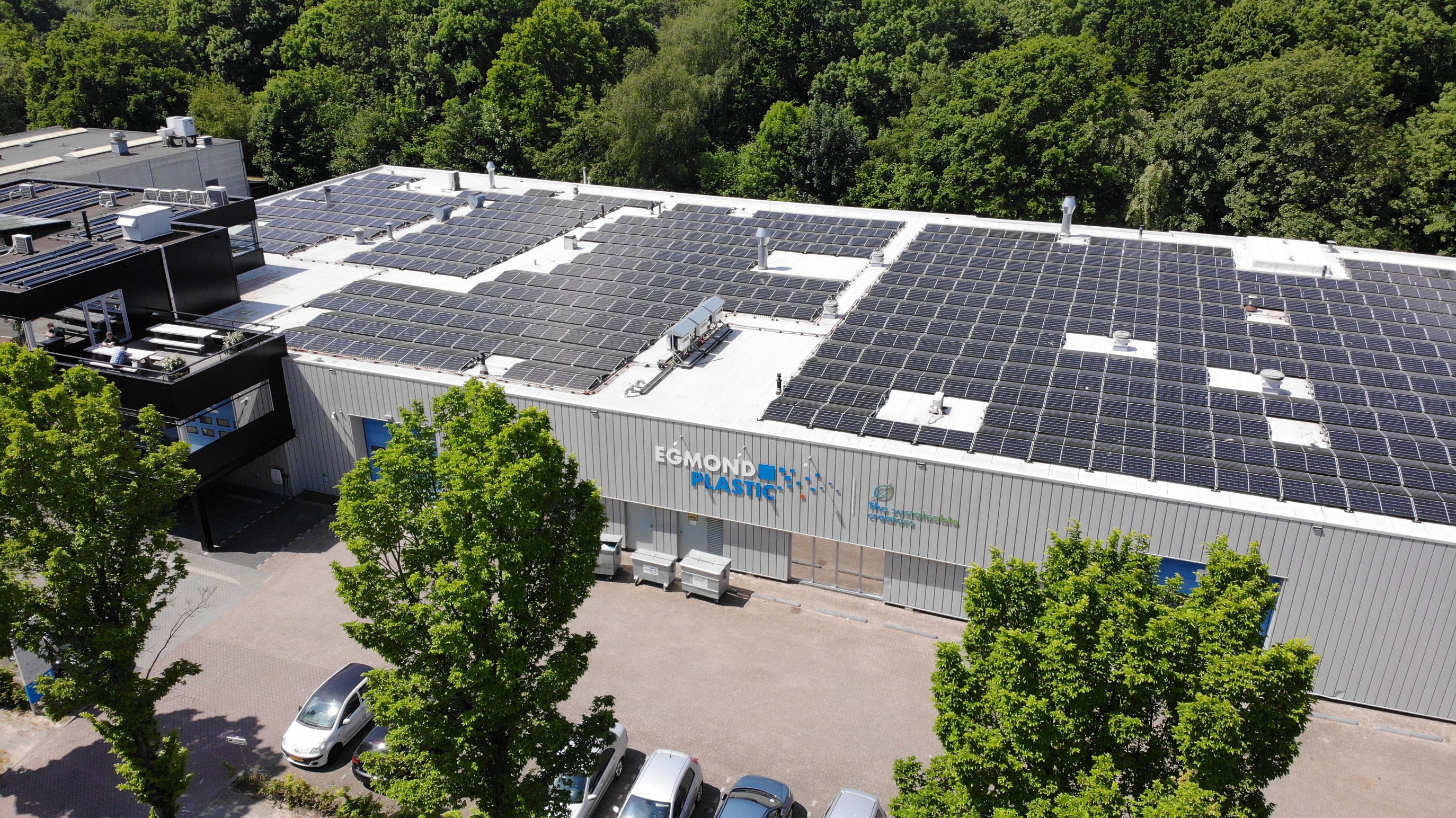Dak van Egmond Plastic met Qcells zonnepanelen
