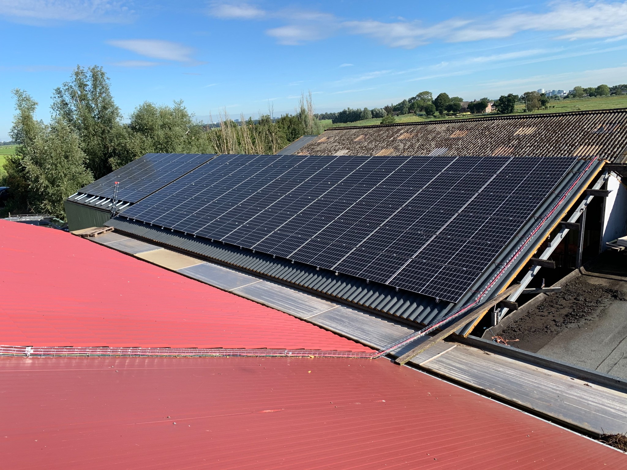 Zonnepanelen op een schuin dak.