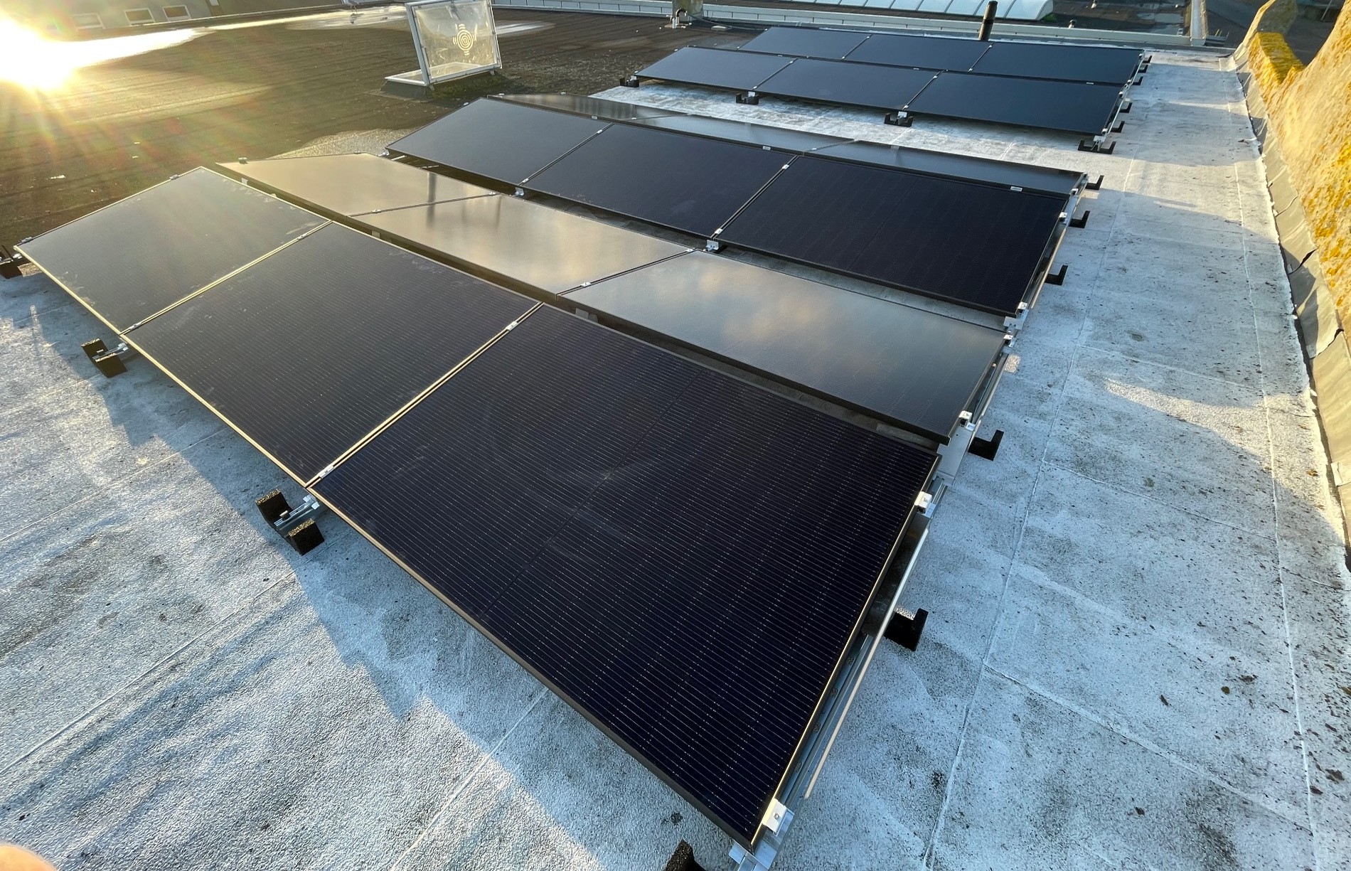 Zonnepanelen op een een platte dak.