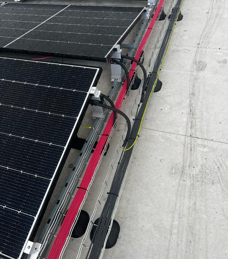 Zonnepanelen met bekabeling.