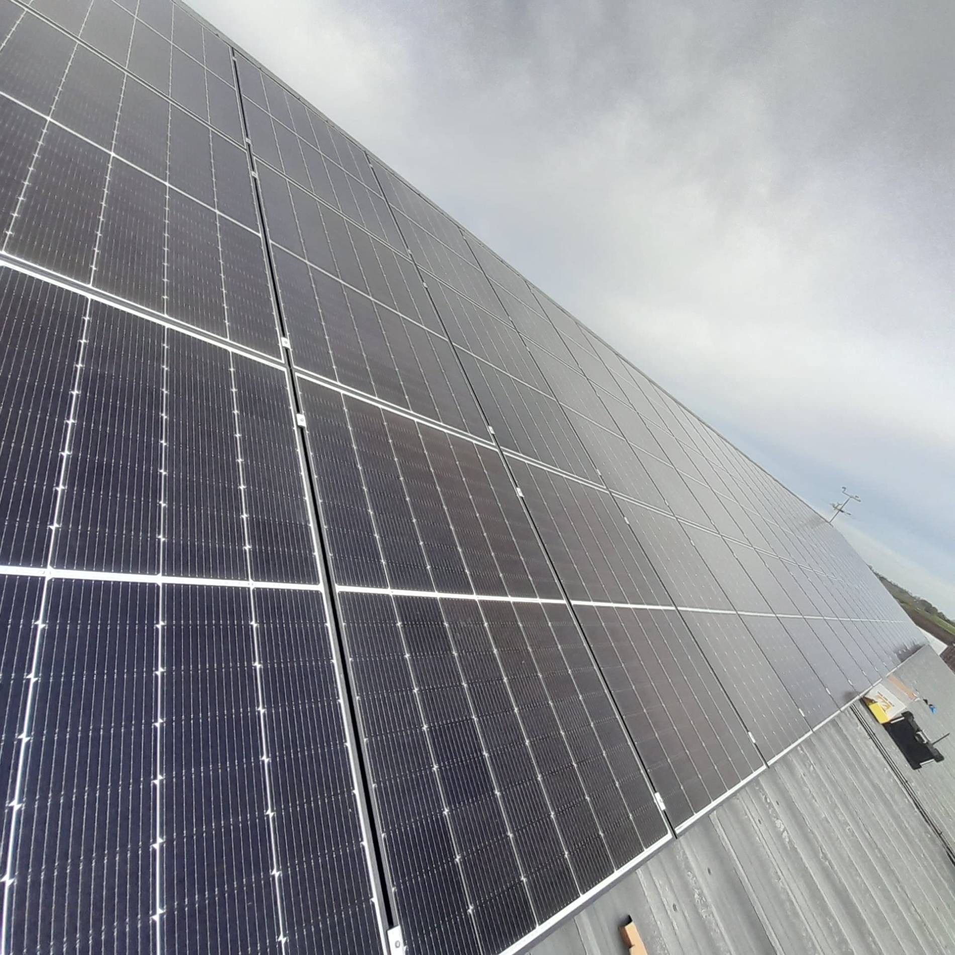 Zonnepanelen op een schuin dak.
