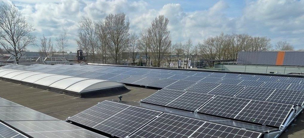 Zonnepanelen op het dak van FunFestijn — 124 panelen