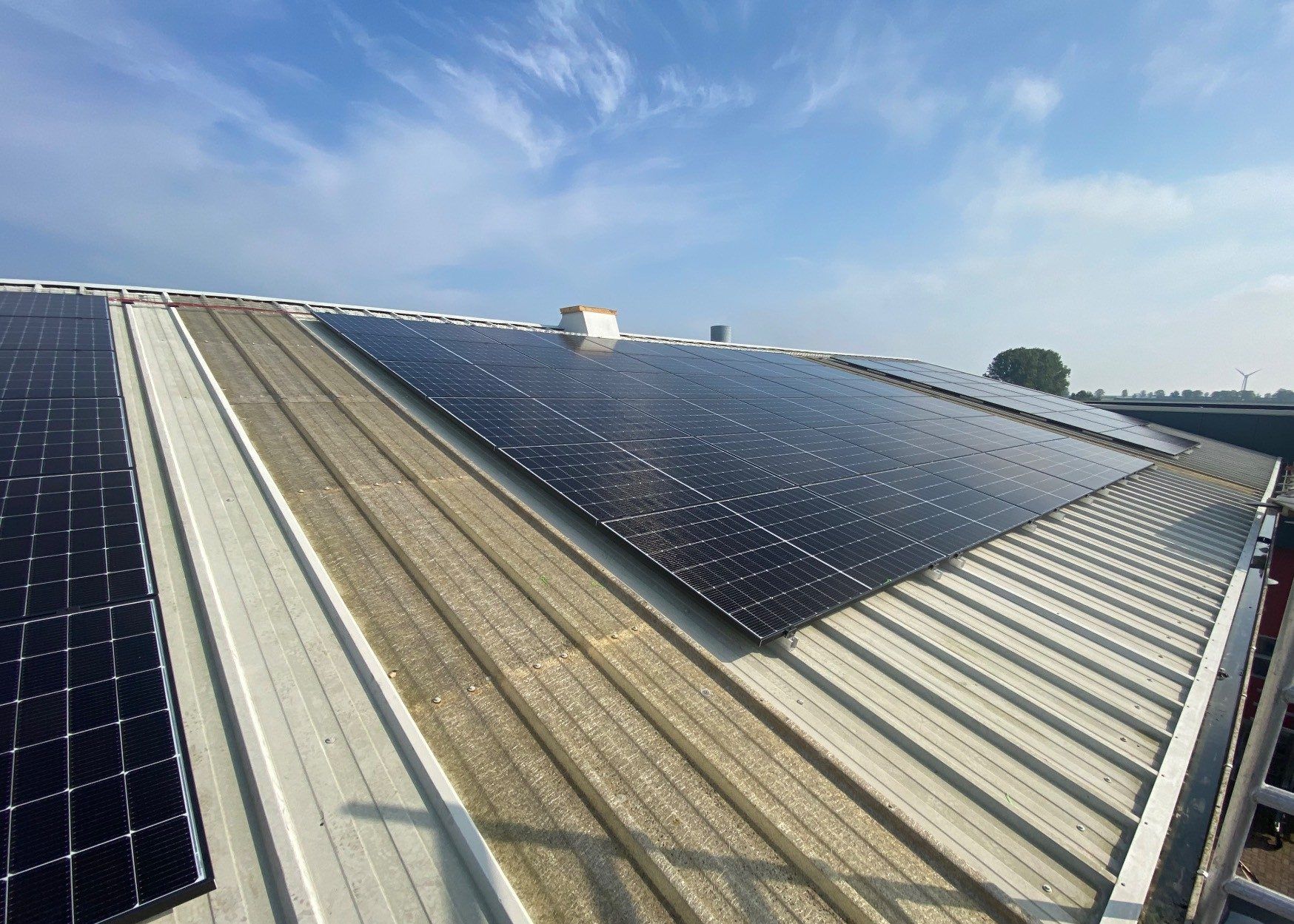 Zonnepanelen op het dak van Autobedrijf Zuiderkogge — 64 panelen