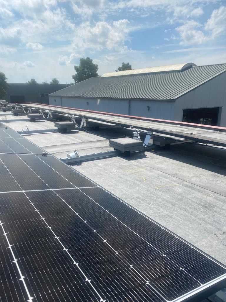 Zonnepanelen op een platte dak met bekabeling.