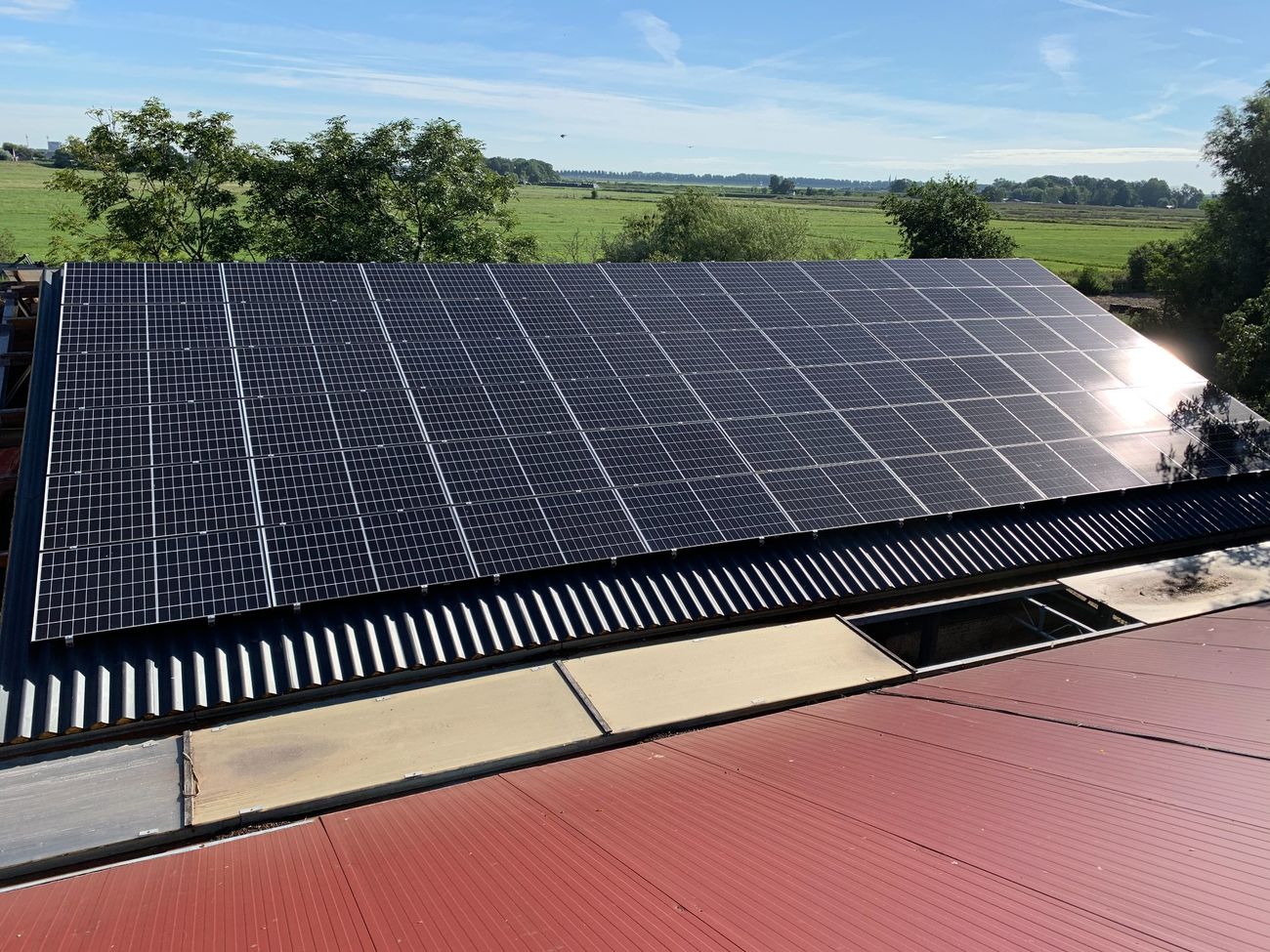 Zonnepanelen op een schuin dak.