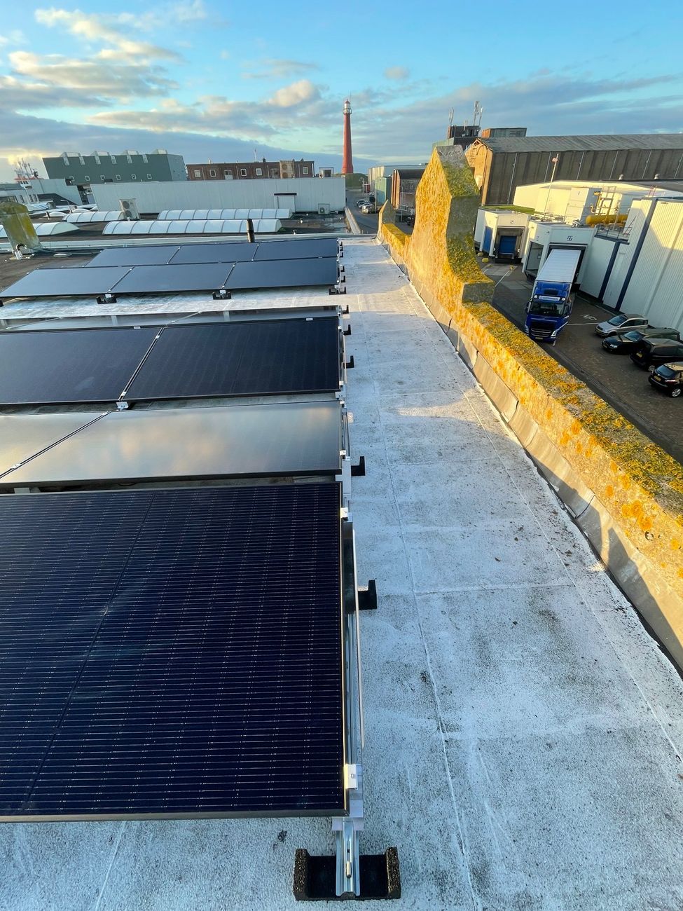 Zonnepanelen op een een platte dak.