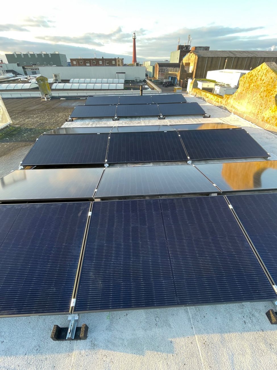 Zonnepanelen op een een platte dak.