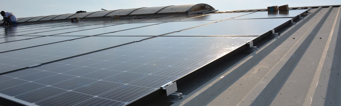Zonnepanelen op een schuin dak.