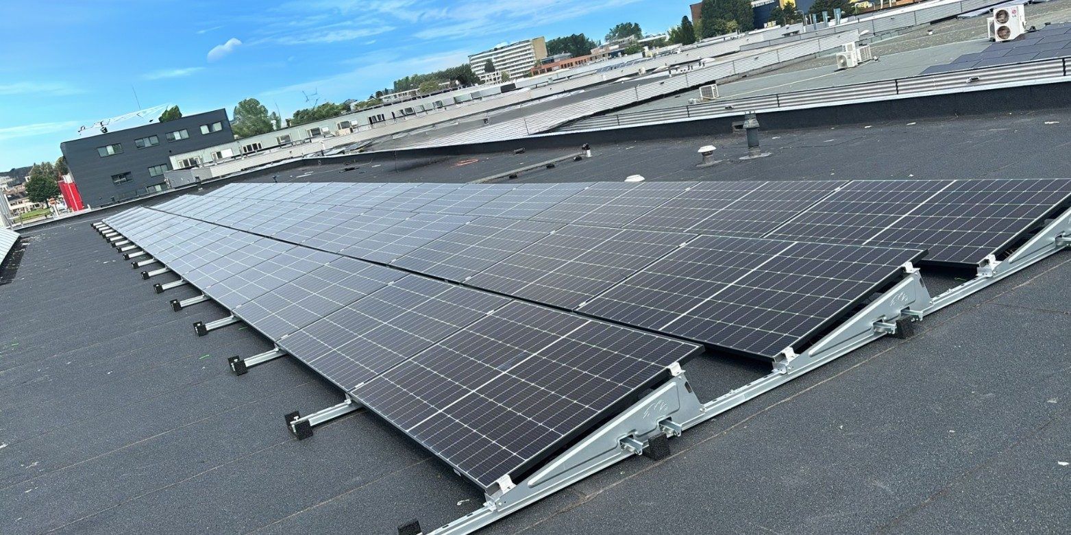 Zonnepanelen op het dak van Dullaart Glas — 48 panelen