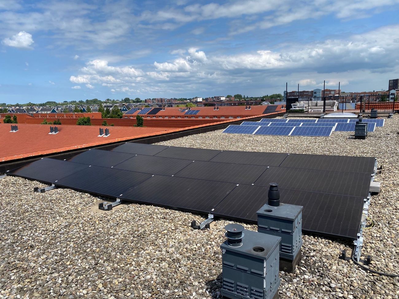 Zonnepanelen op een platte dak.