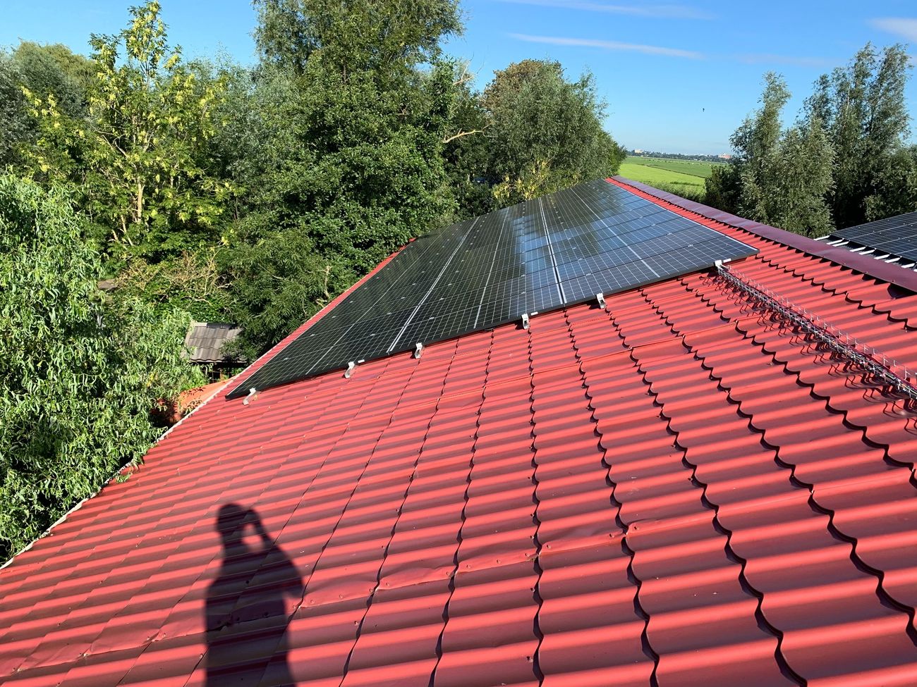Zonnepanelen op een schuin dak.