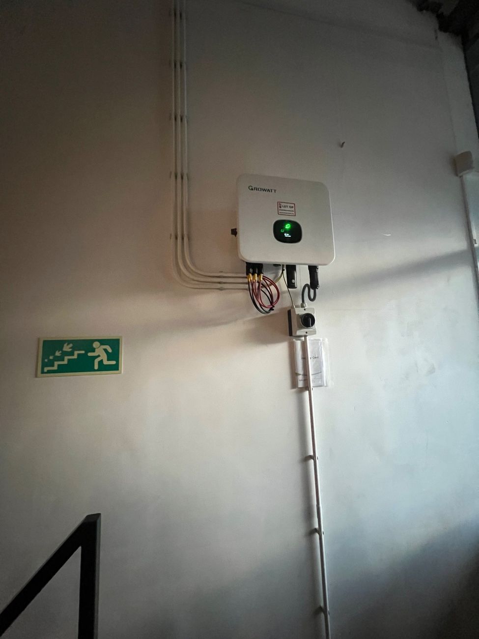 Een Growatt omvormer opgehangen aan de muur.