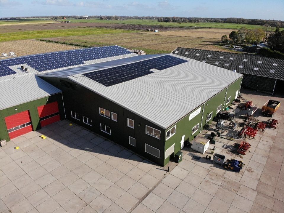 Zonnepanelen op het dak van de Gebroeders Valkering.