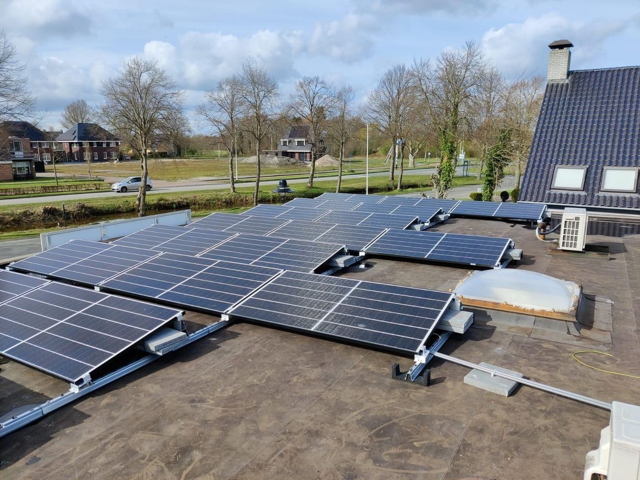 Zonnepanelen op het dak van Tandartspraktijk Surhuisterveen — 56 panelen