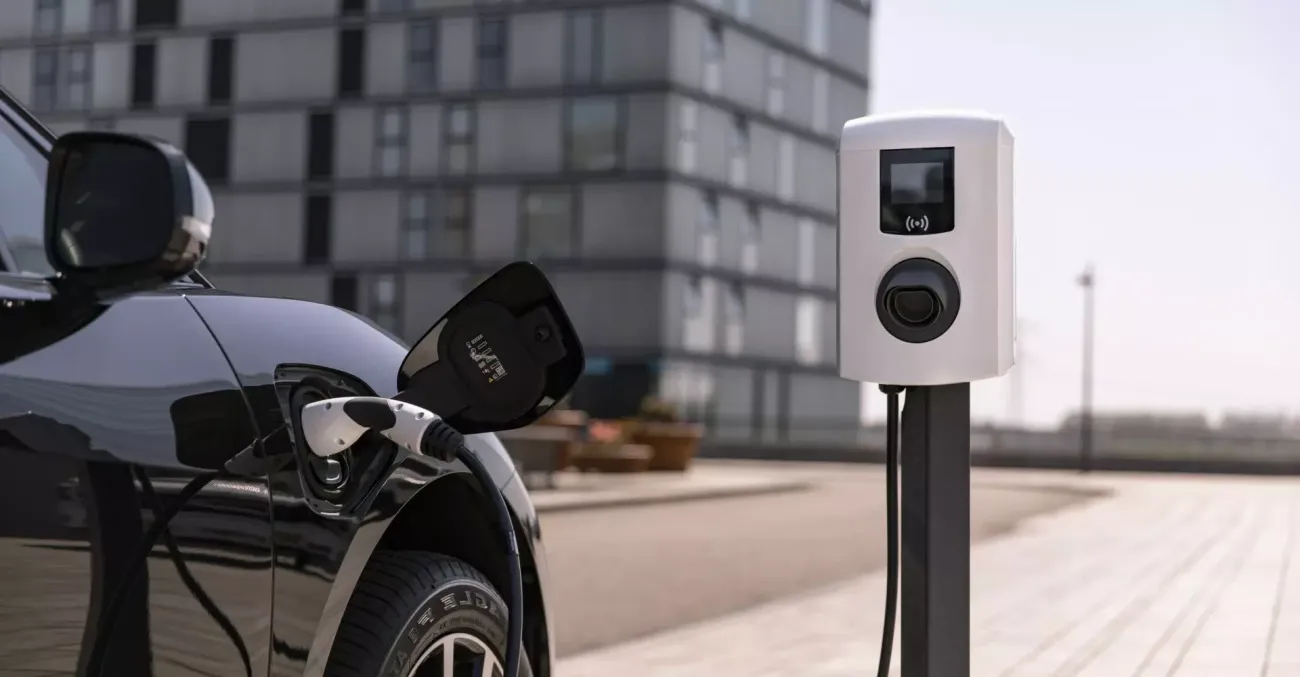 Electrische auto die aan het laden is met een laadpaal