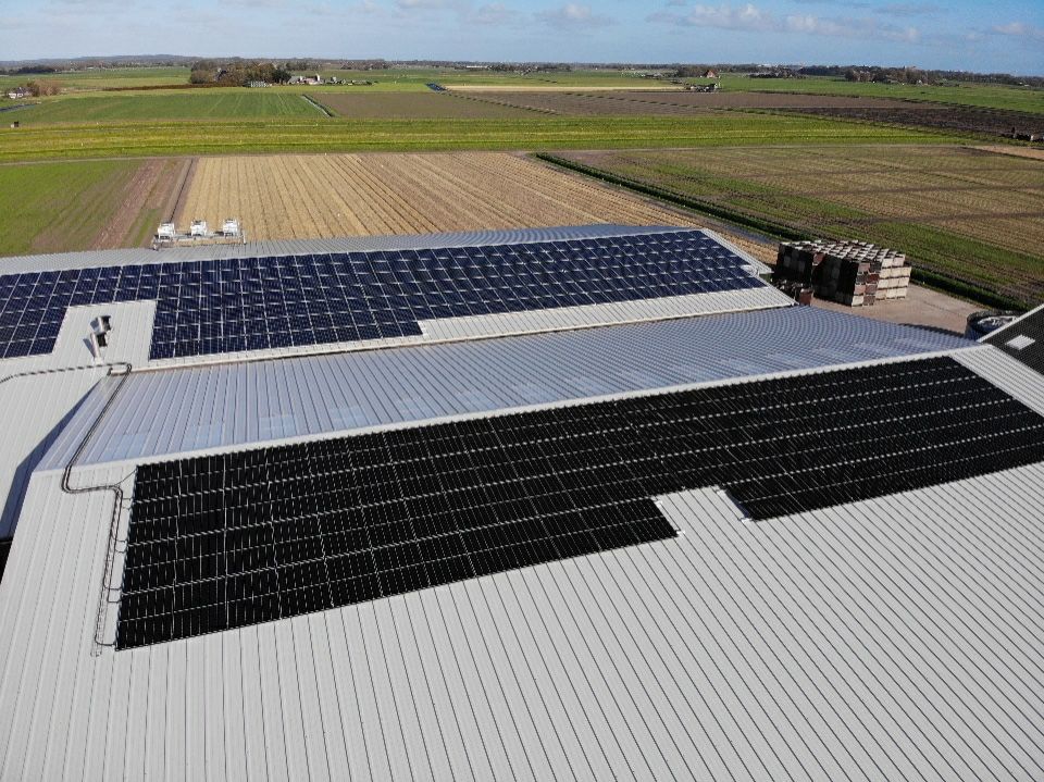 Zonnepanelen op het dak van de Gebroeders Valkering.