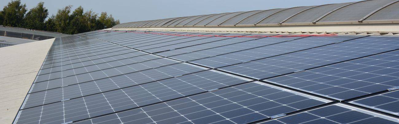 Zonnepanelen op een schuin dak.