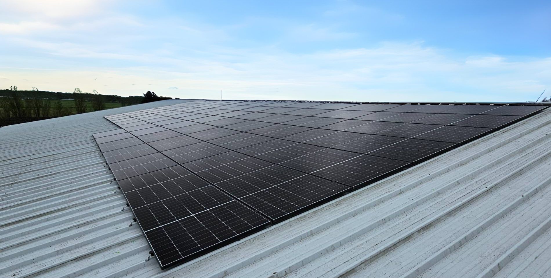 Zonnepanelen op het dak van Eco Tardy — 70 panelen