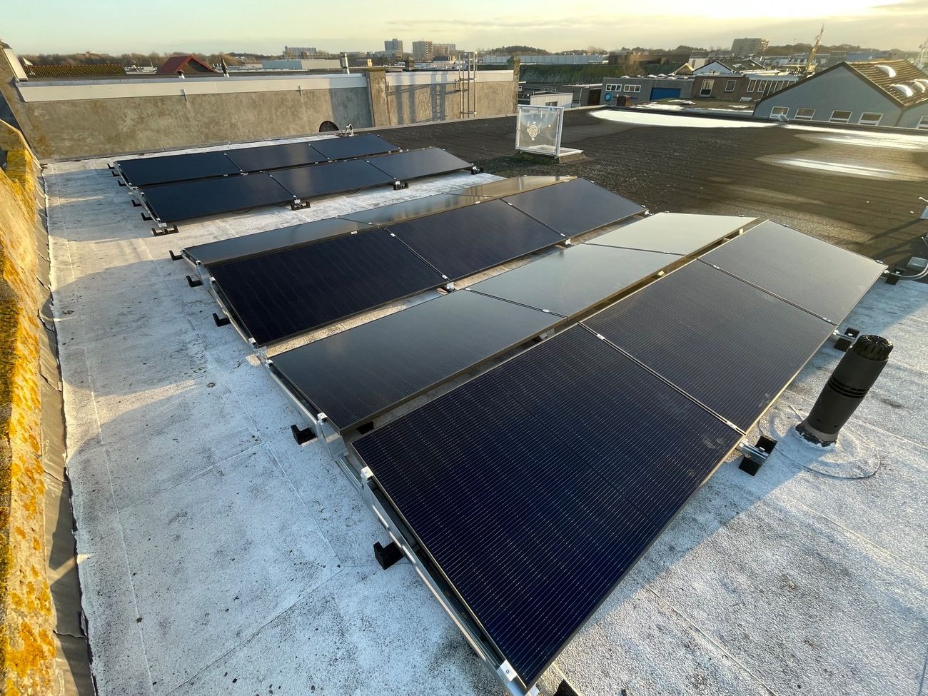 Zonnepanelen op een een platte dak.