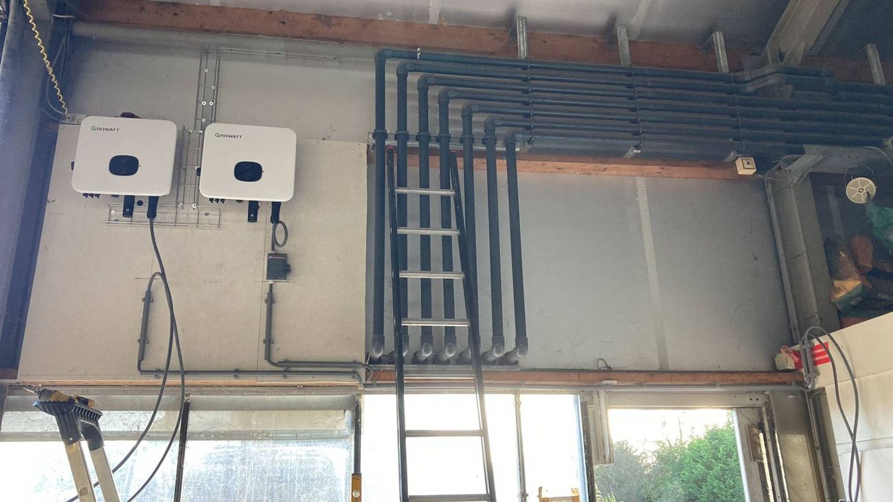 Growatt omvormers aan de muur.