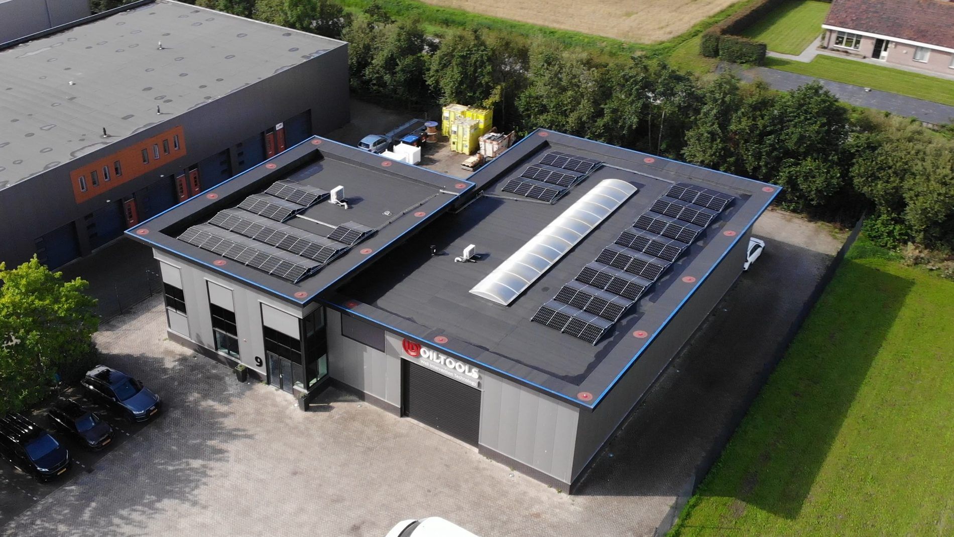 Zonnepanelen op het dak van Oiltools — 74 panelen