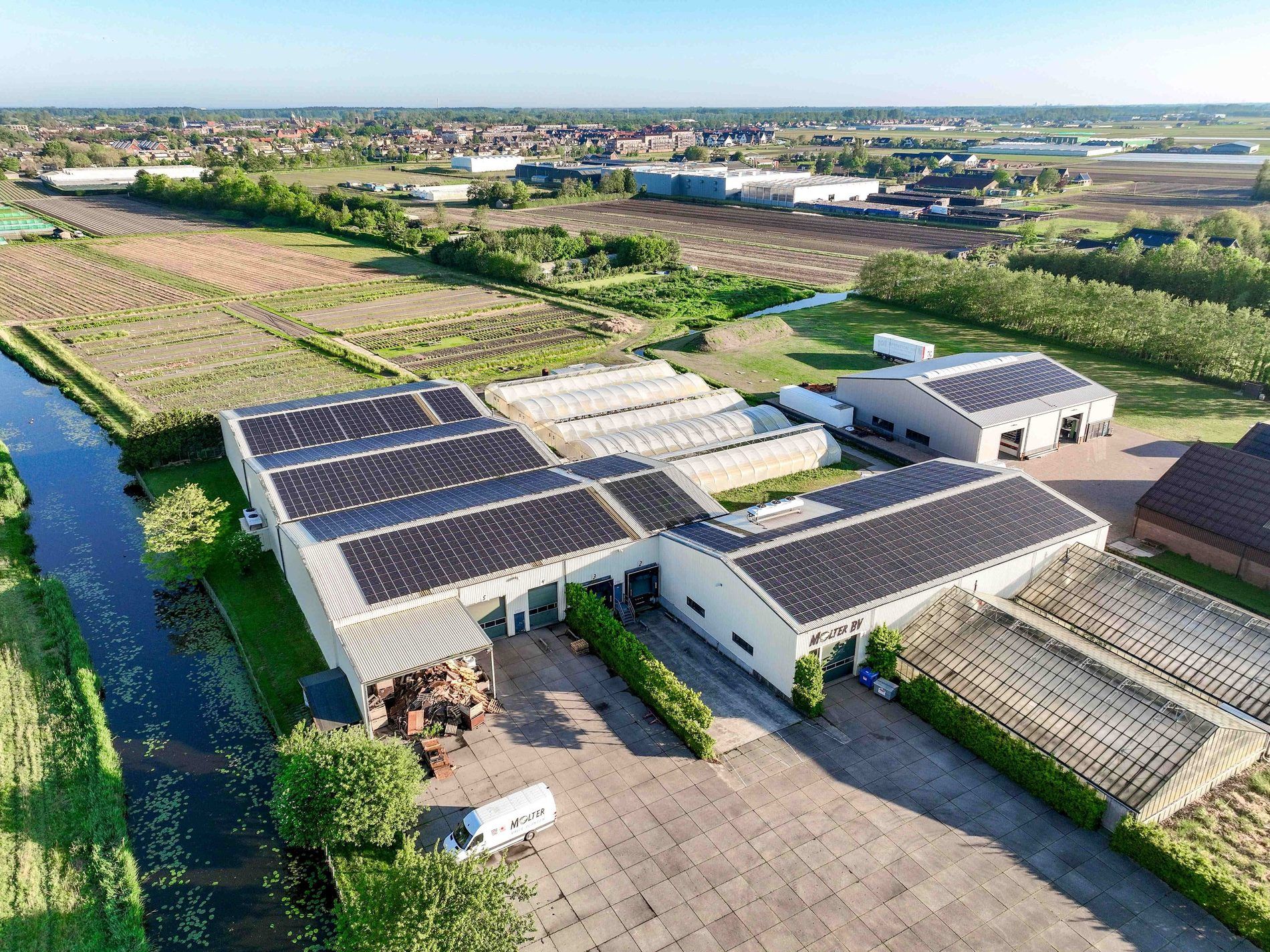 Zonnepanelen op het dak van Molter — 1078 panelen