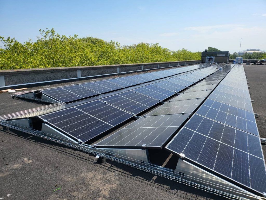 Zonnepanelen op het dak van Zonnepanelen Bedrijfspand SarahTaltalVastgoed Amsterdam — 130 panelen