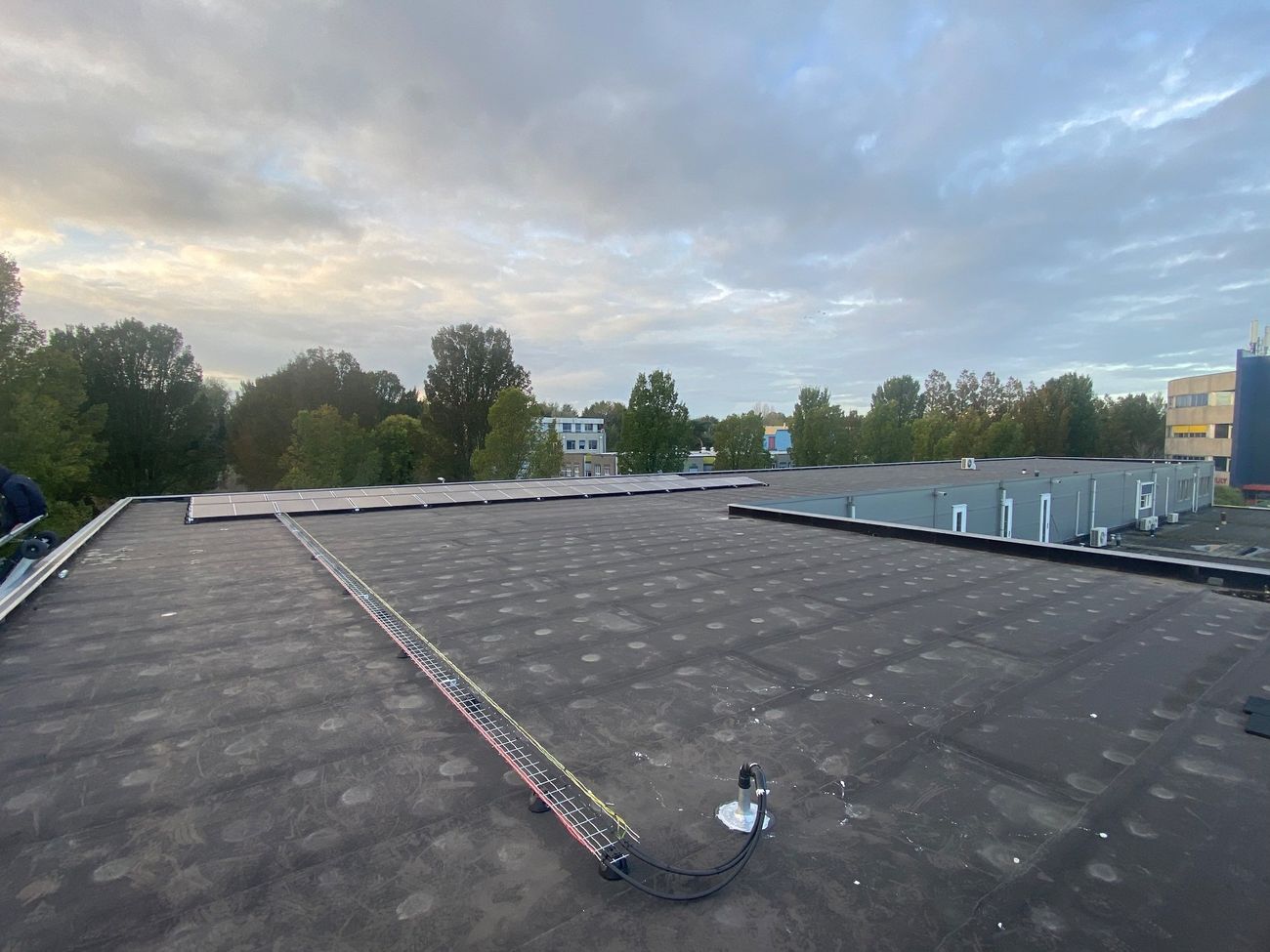 Montage materiaal op een platte dak.