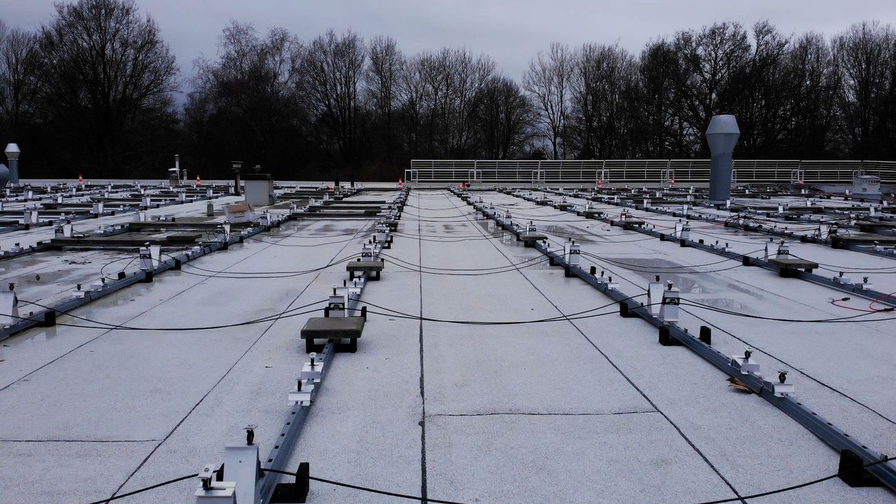 Plat dak met Installatiemateriaal zonder zonnepanelen
