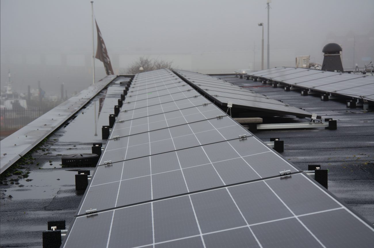 Zonnepanelen op het dak van Fromagerie L'Amuse — 141 panelen