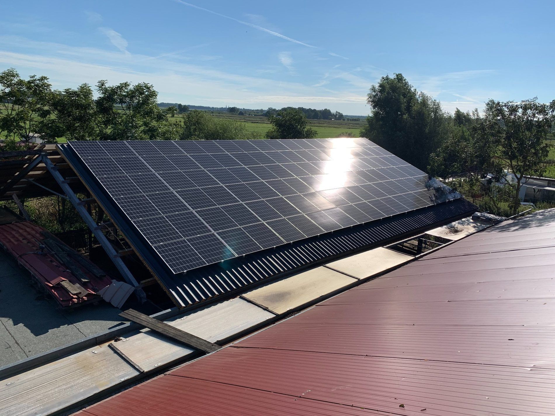 Zonnepanelen op het dak van Lotgering.