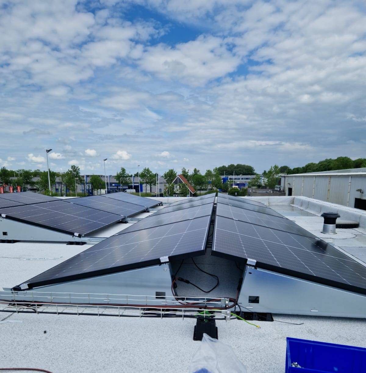 Zonnepanelen op het dak van Bert jonk Autoverhuur — 56 panelen