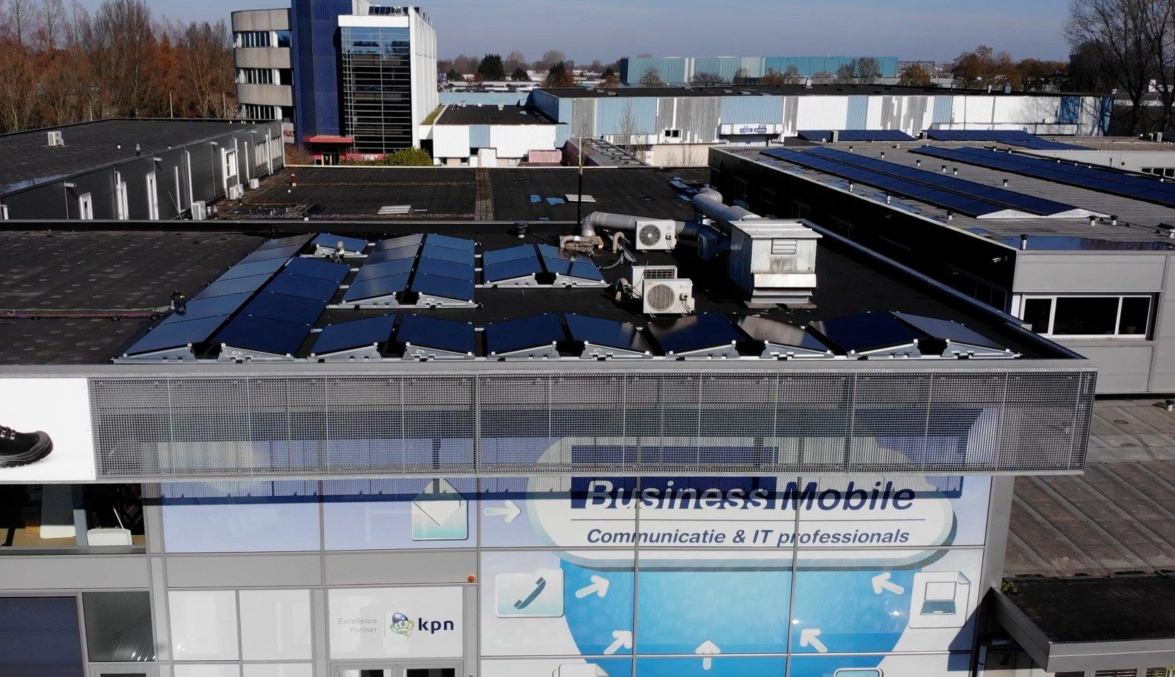 Business Mobile vanafboven met zonnepanelen op het dak.