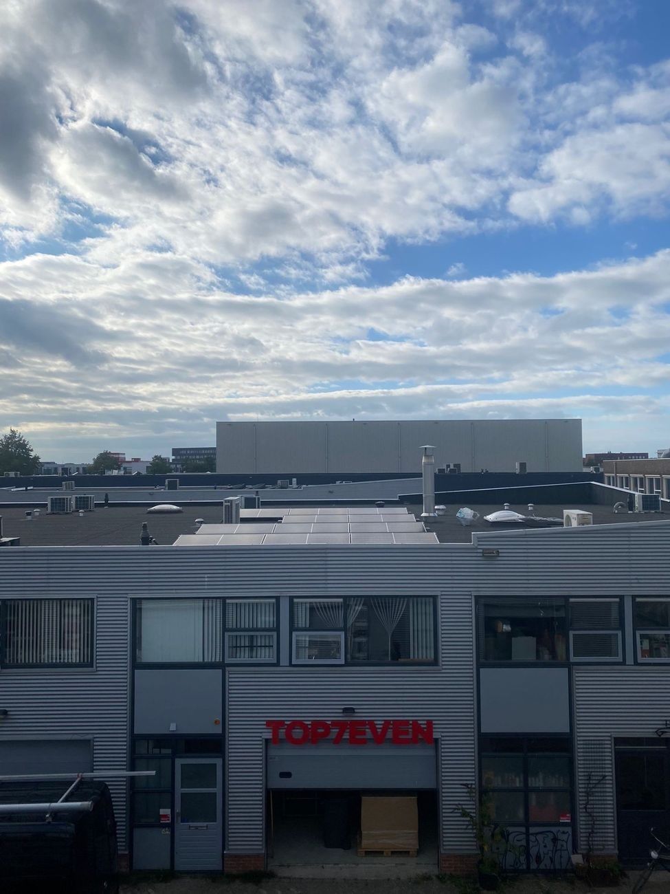 Zonnepanelen op het dak van Top Zeven — 21 panelen