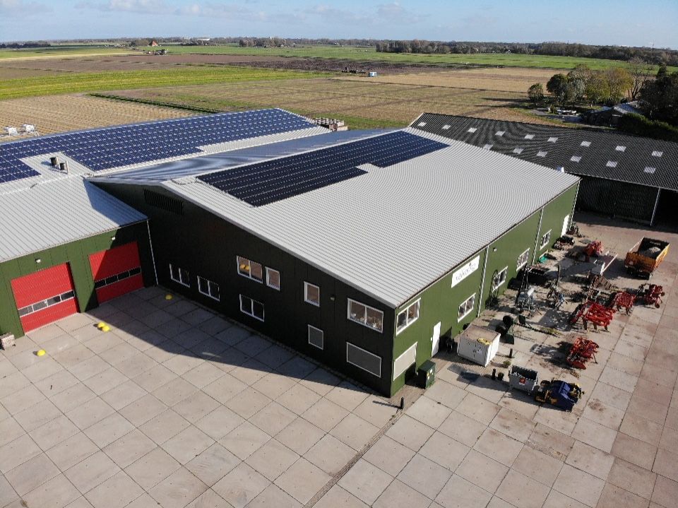 Zonnepanelen op het dak van de Gebroeders Valkering.