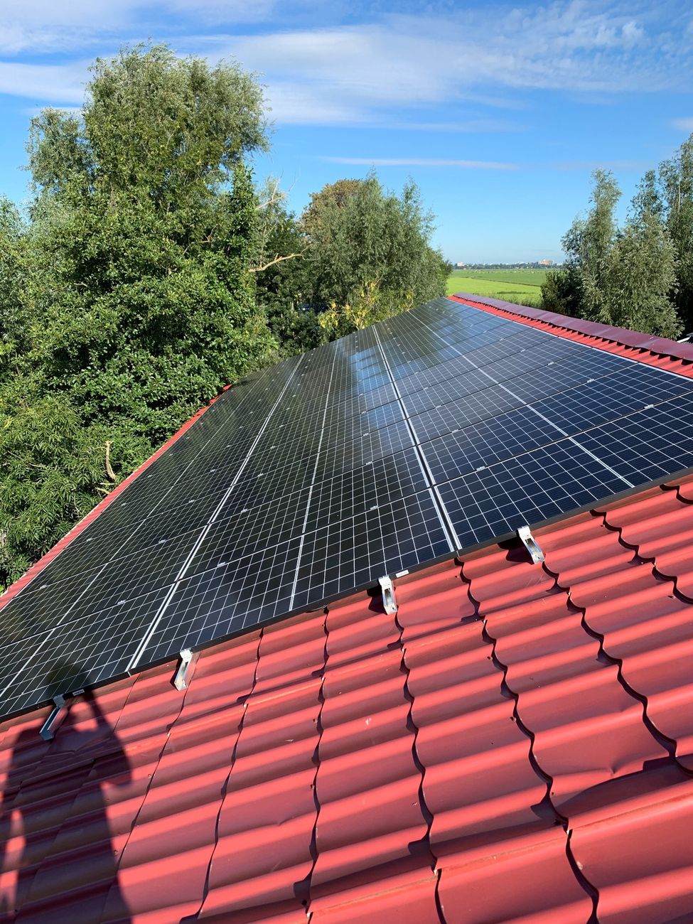 Zonnepanelen op een schuin dak.