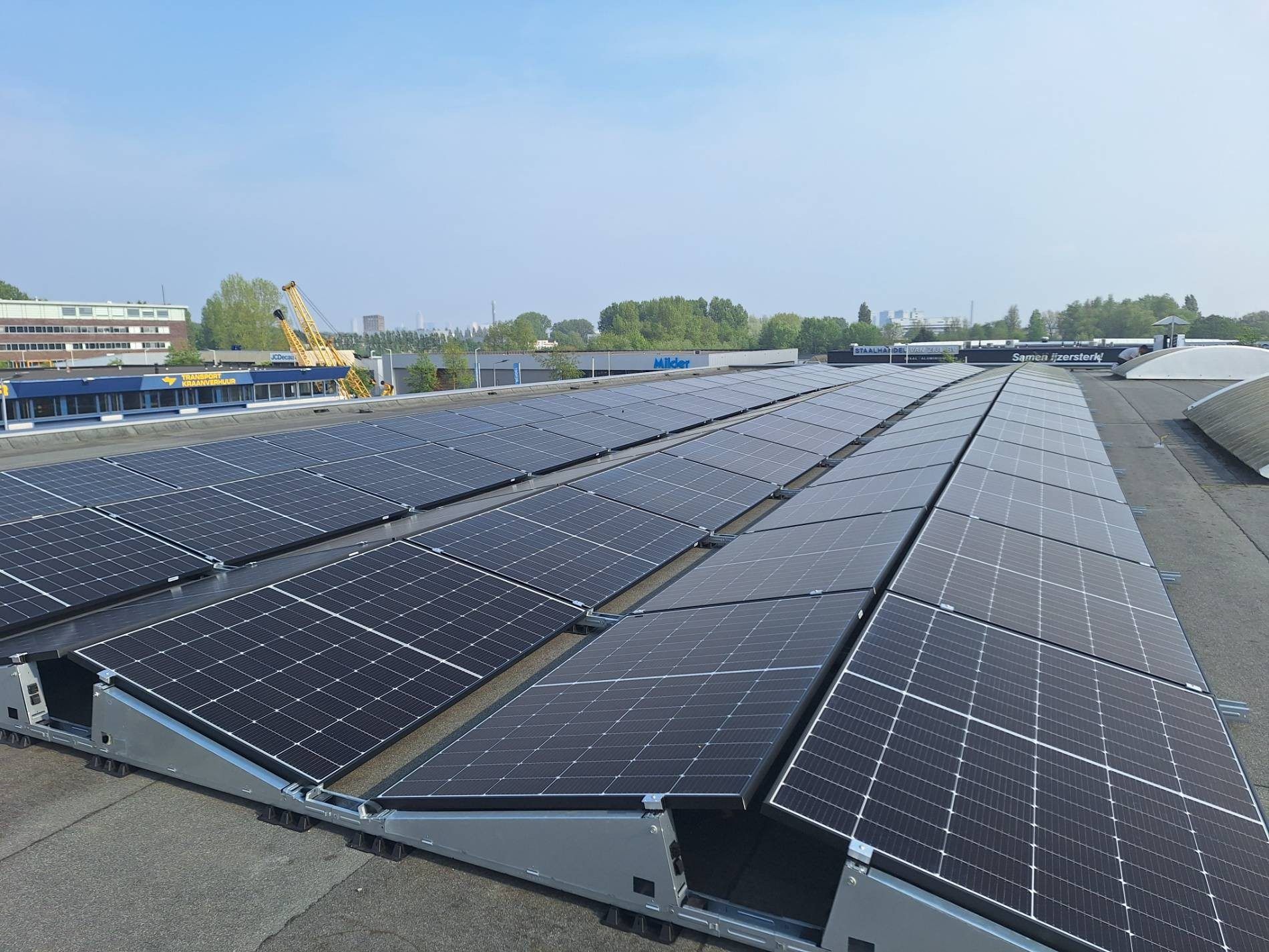 Zonnepanelen op het dak van Kilinclar automaterialen — 380 panelen