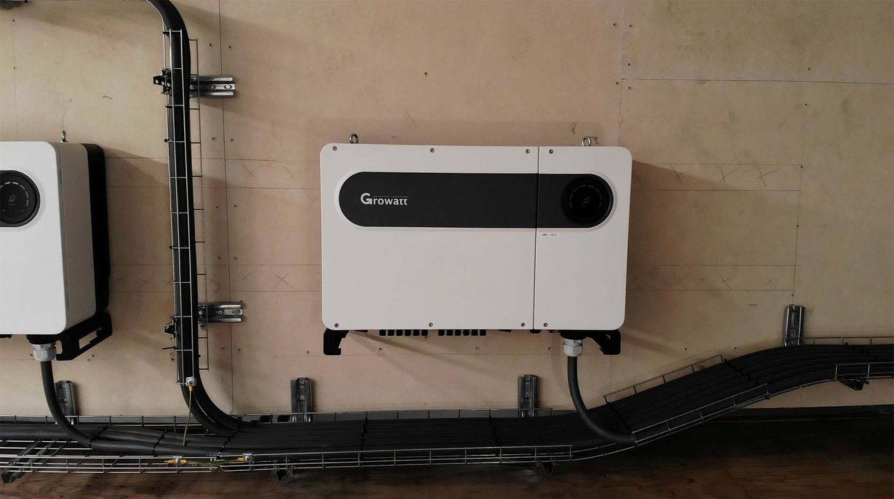 Growatt omvormer aan de muur.