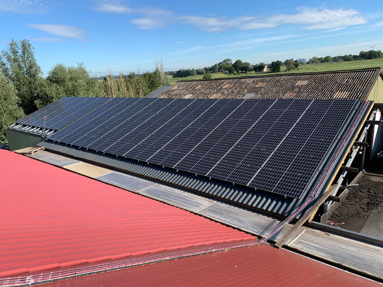 Zonnepanelen op een schuin dak.