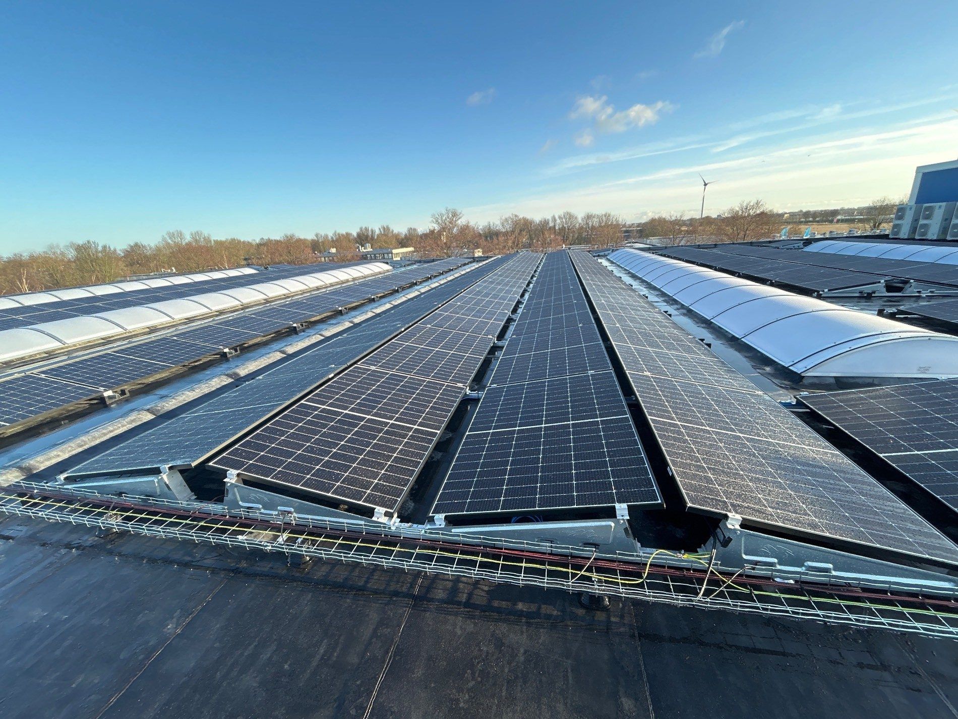 Zonnepanelen op het dak van 't Hekeltje — 363 panelen