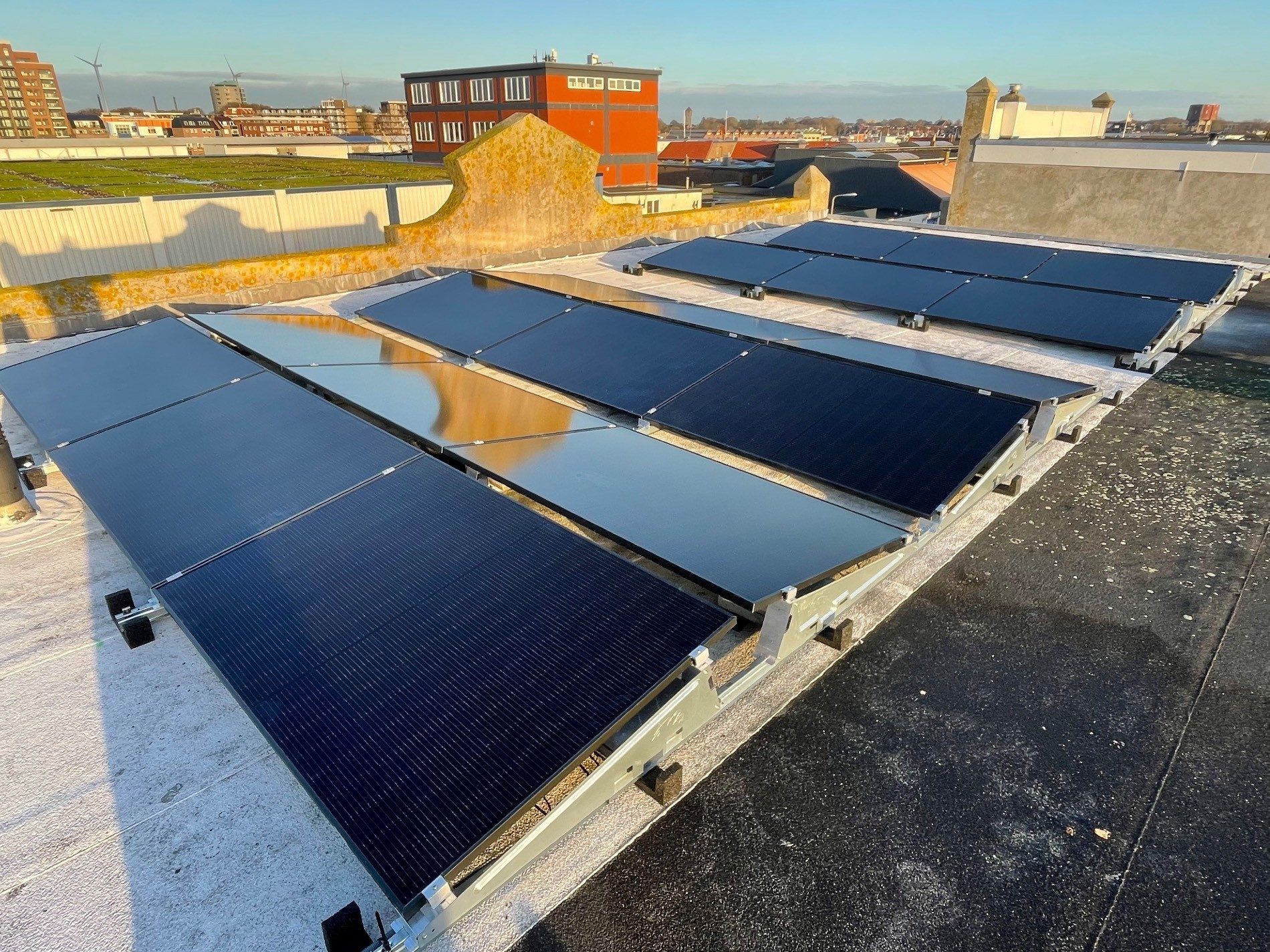 Zonnepanelen op een een platte dak.