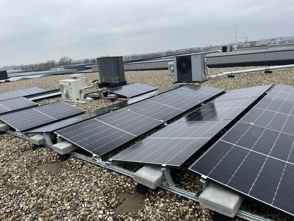 Zonnepanelen op het dak van Heiloo ProfMatch — 21 panelen