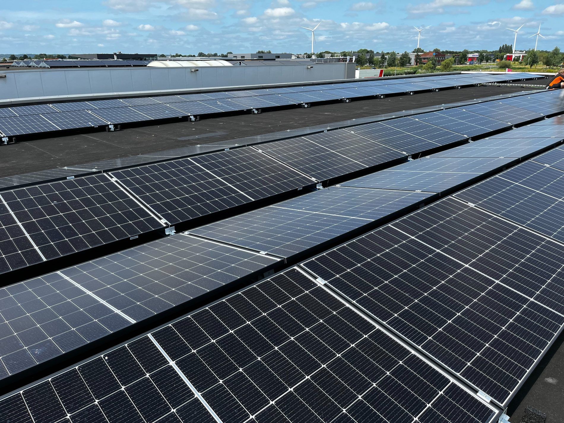 Zonnepanelen op het dak van Visual Impact — 110 panelen