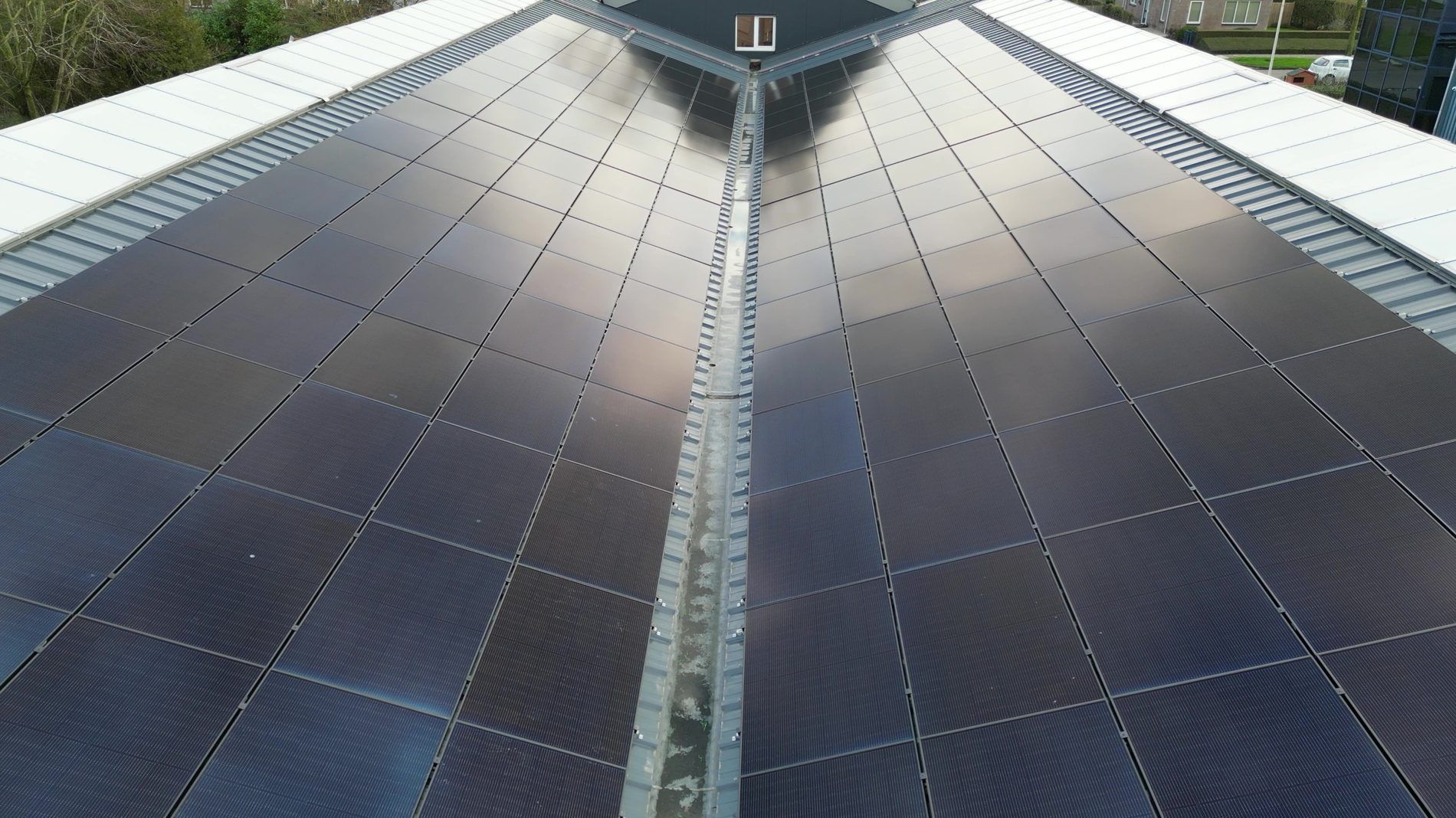 Zonnepanelen op het dak van KTI-installatietechniek — 338 panelen